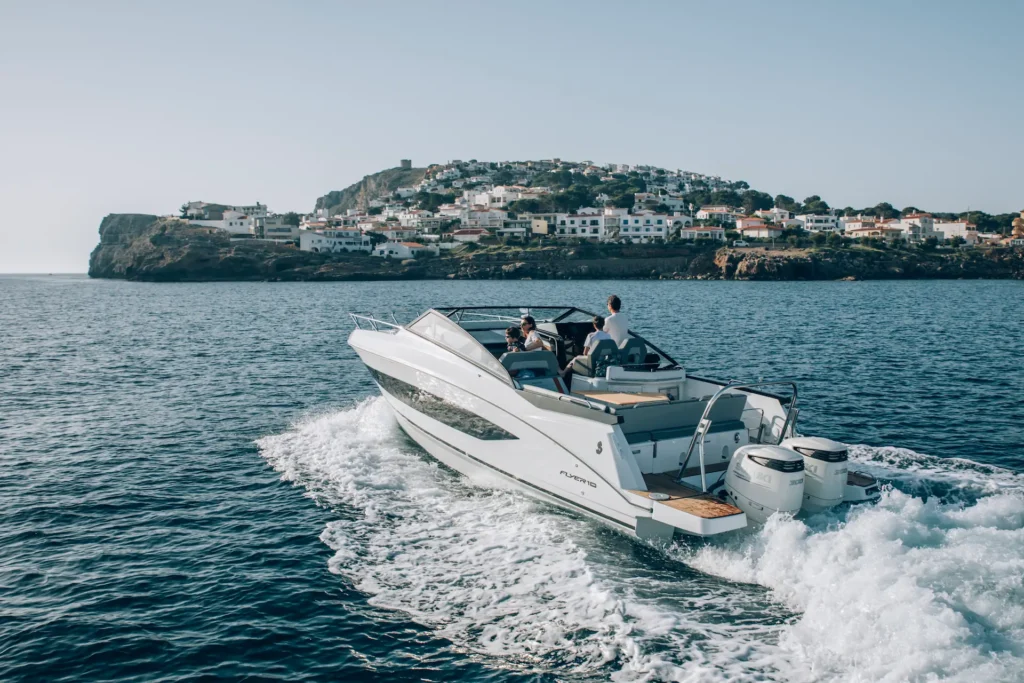 Beanteau flyer 10 Italy boot die aan het varen is op zee.