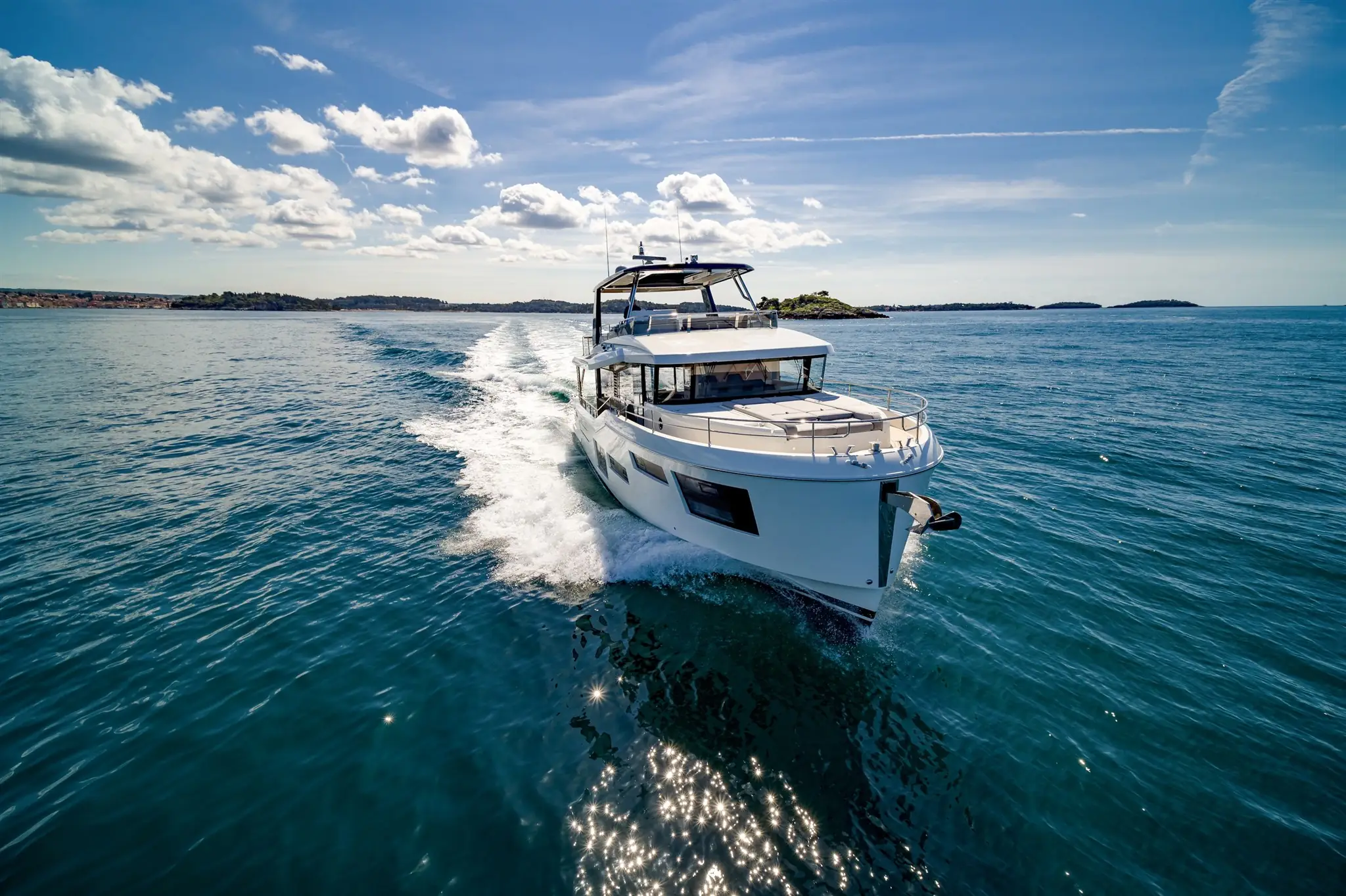 De Beneteau grand trawler serie van Blue Lobster Yachts