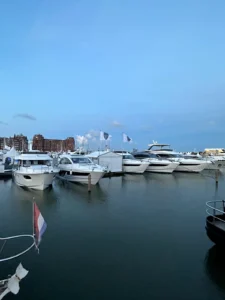 Yachten van Blue Lobster in een haven.