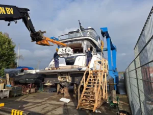 Mensen die aan het werk zijn om een yacht te upgraden