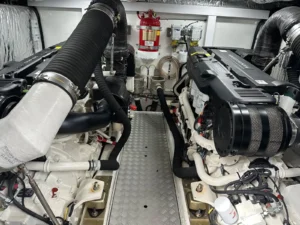 Blue Lobster die bezig is met het onderhouden van een yacht motor.