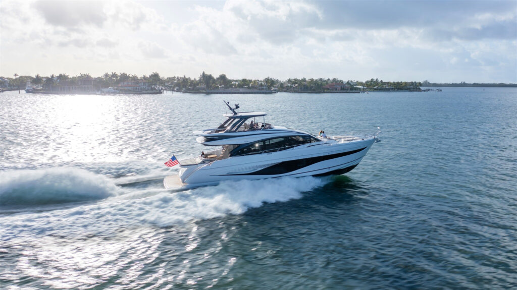 Princess yachts S class boot van Blue Lobster Yachts die aan het varen is.