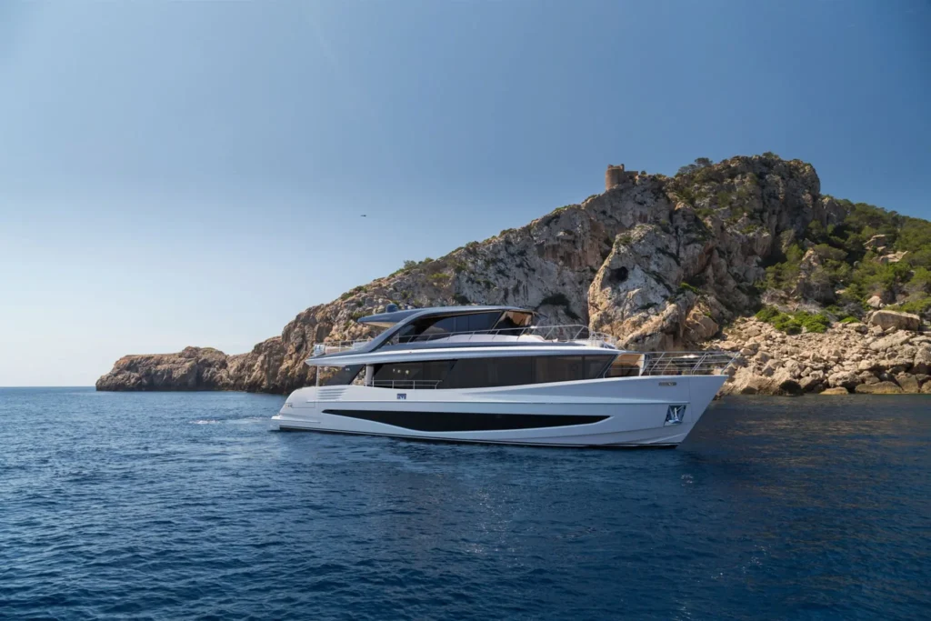 Princess yachts x class boot van Blue Lobster Yachts die aan het varen is.