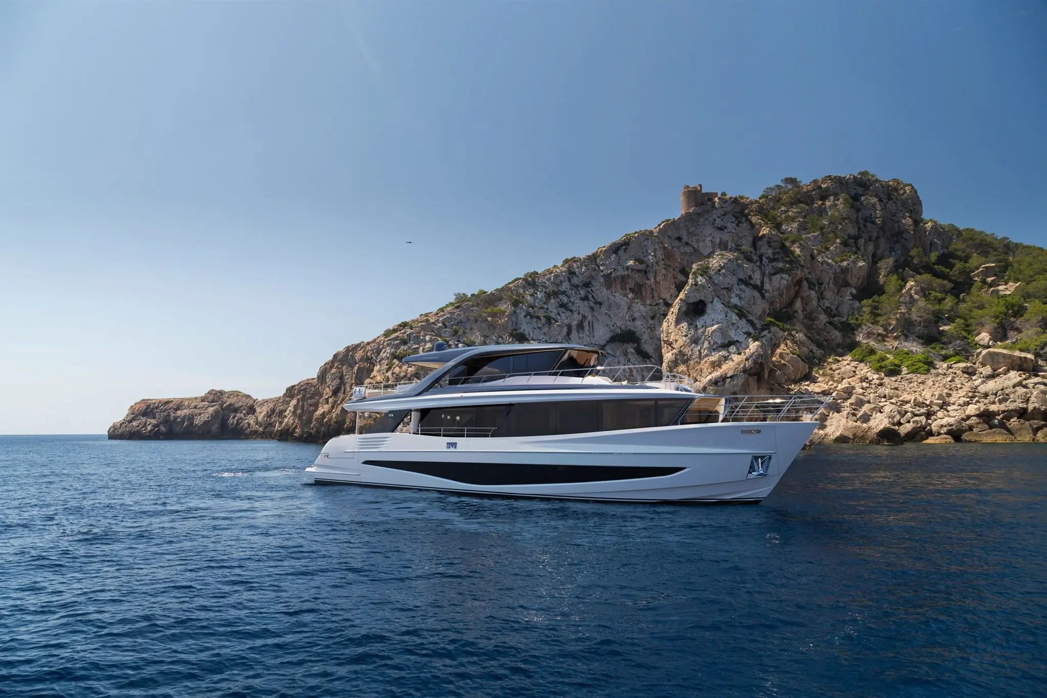 Princess yachts x class boot van Blue Lobster Yachts die aan het varen is.