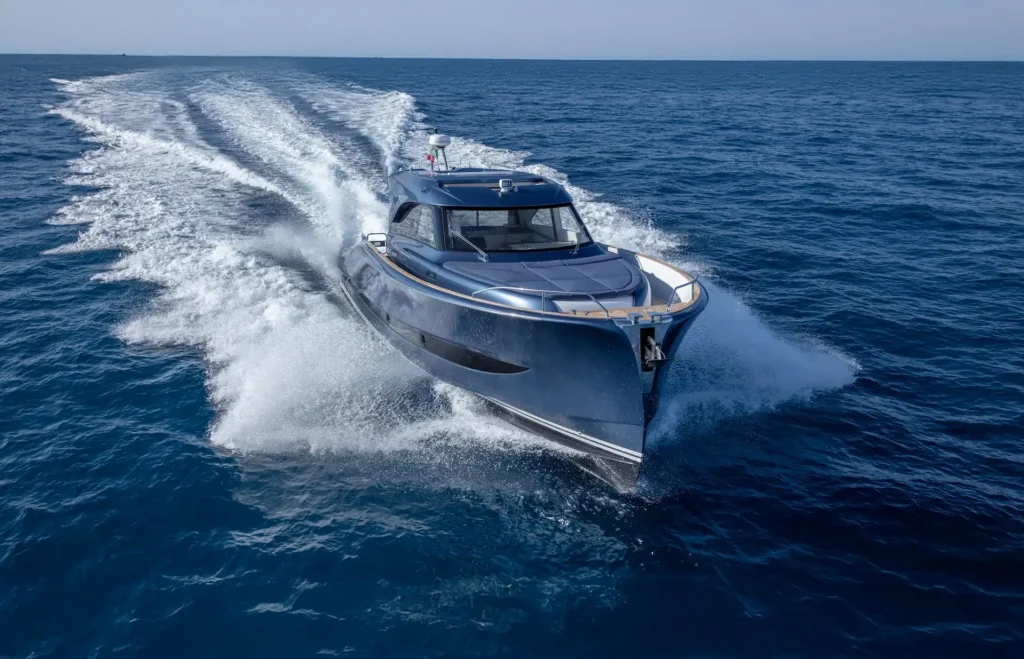 De solaris power 48 lobster boot van Blue Lobster yachts