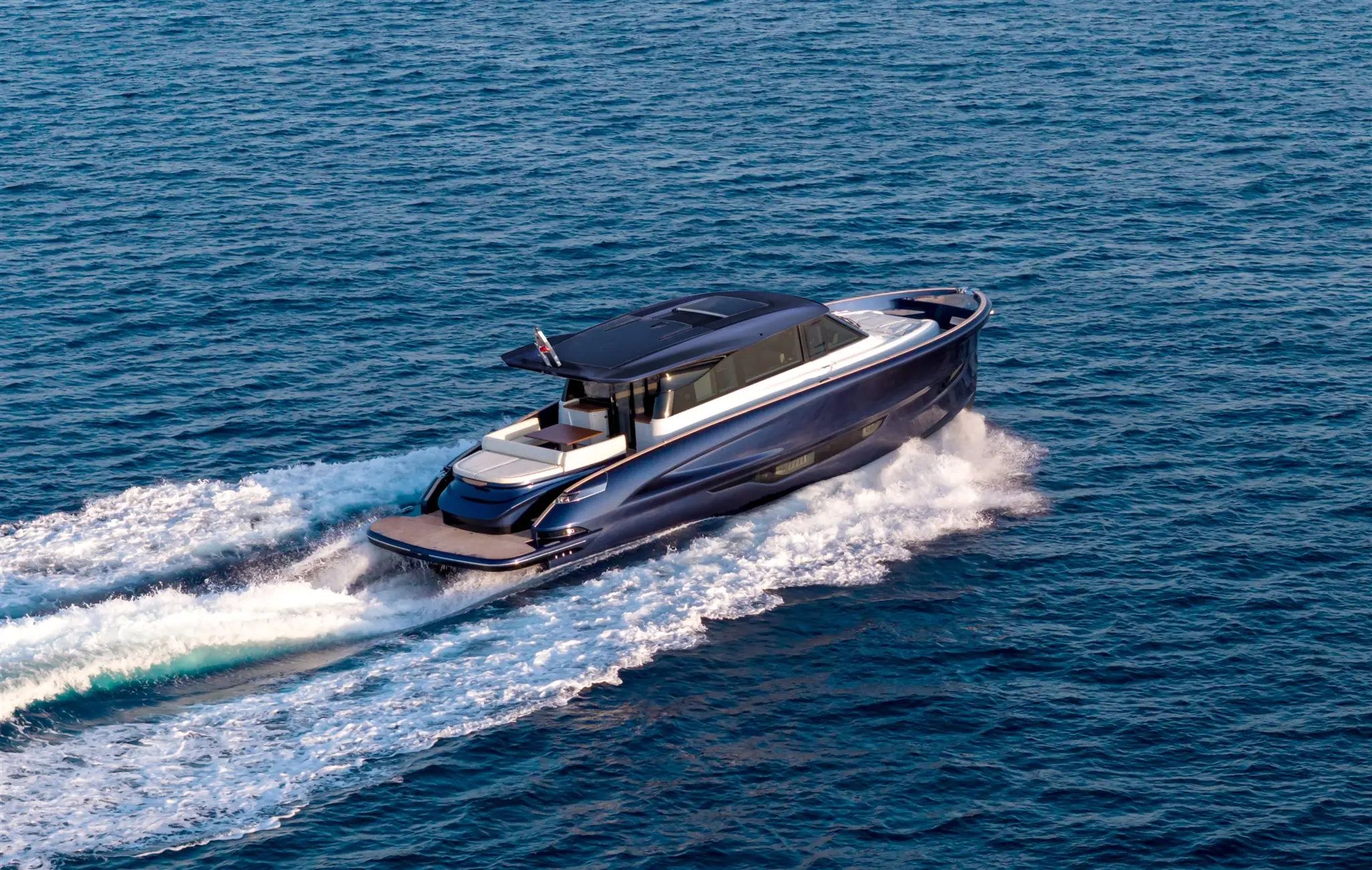 Solaris power coupe serie van Blue Lobster yachts die aan het varen is.