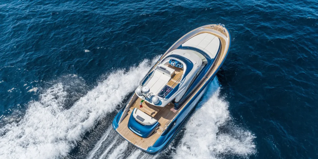 Solaris power flybridge boot van Blue Lobster Yachts die aan het varen is.